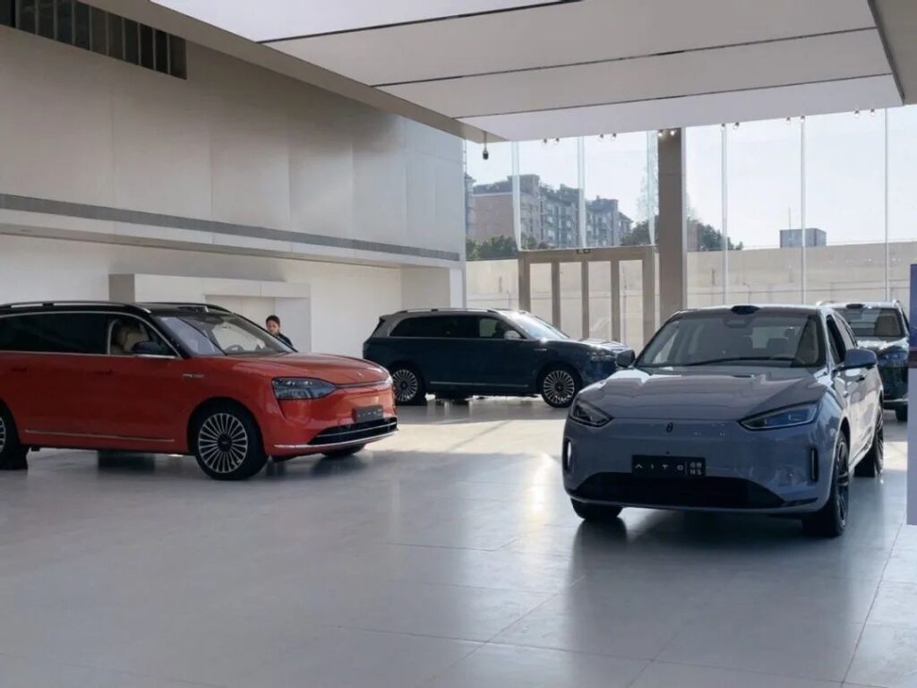 半年之后，鸿蒙智行重装上阵 | 苟活这半年