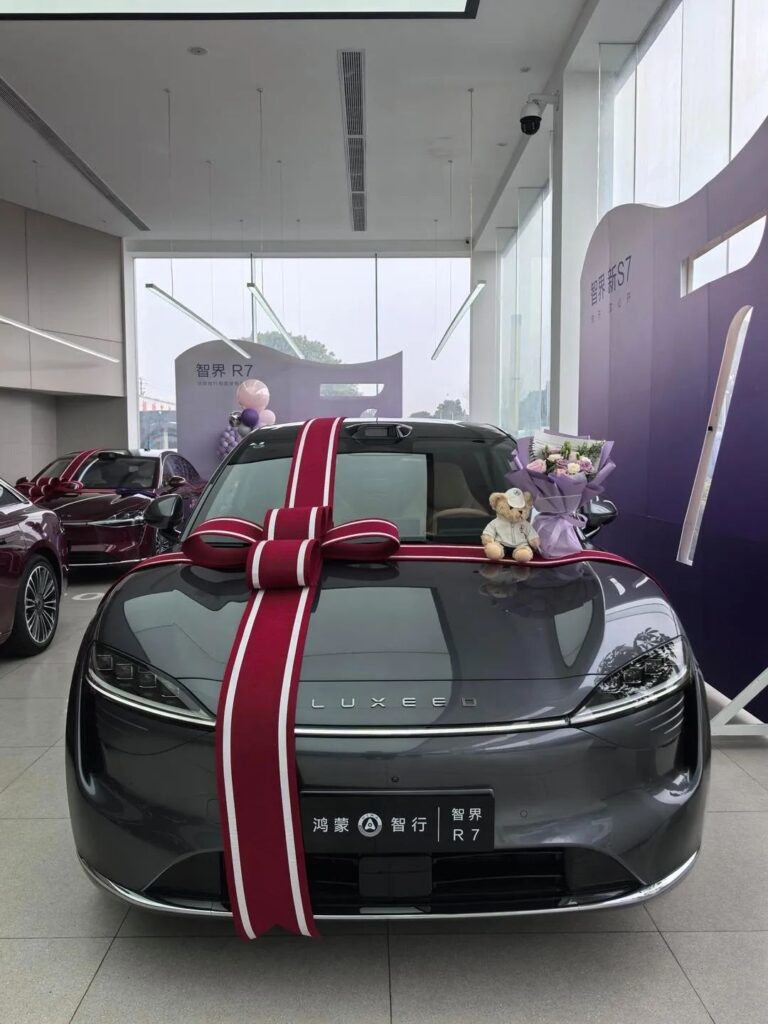 半年之后，鸿蒙智行重装上阵 | 苟活这半年