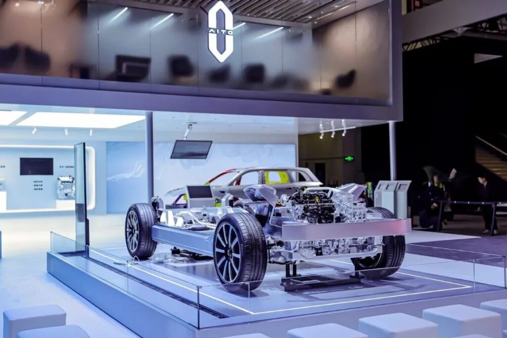 半年之后，鸿蒙智行重装上阵 | 苟活这半年