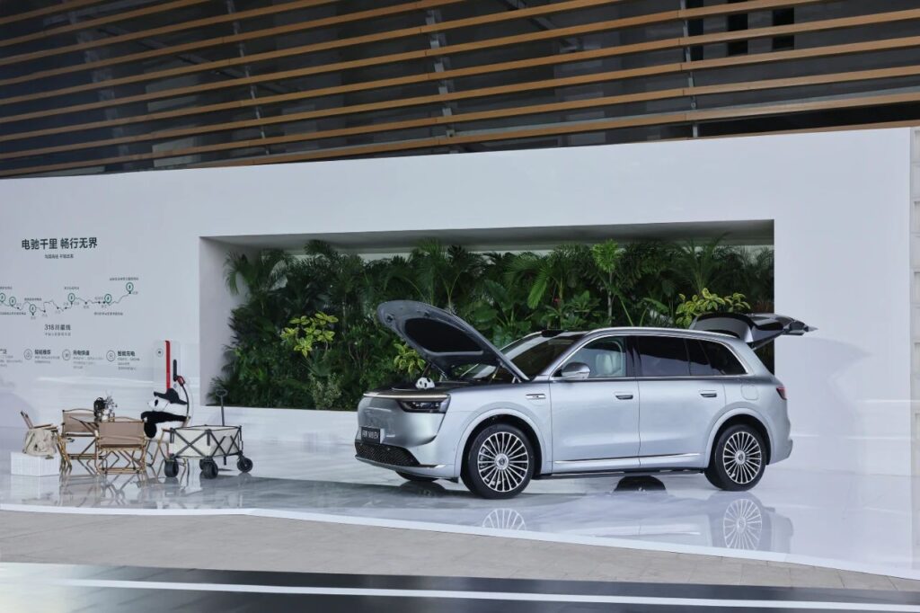 35.98万元起售，问界M8纯电版要吃掉高端纯电市场