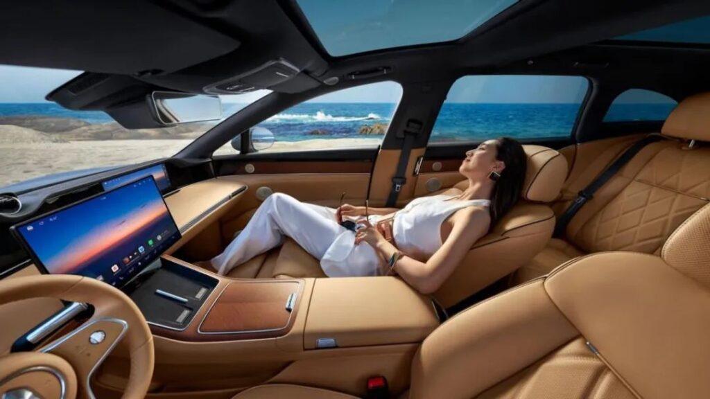 鸿蒙智行首款旅行车热销，享界S9T为何能破圈？