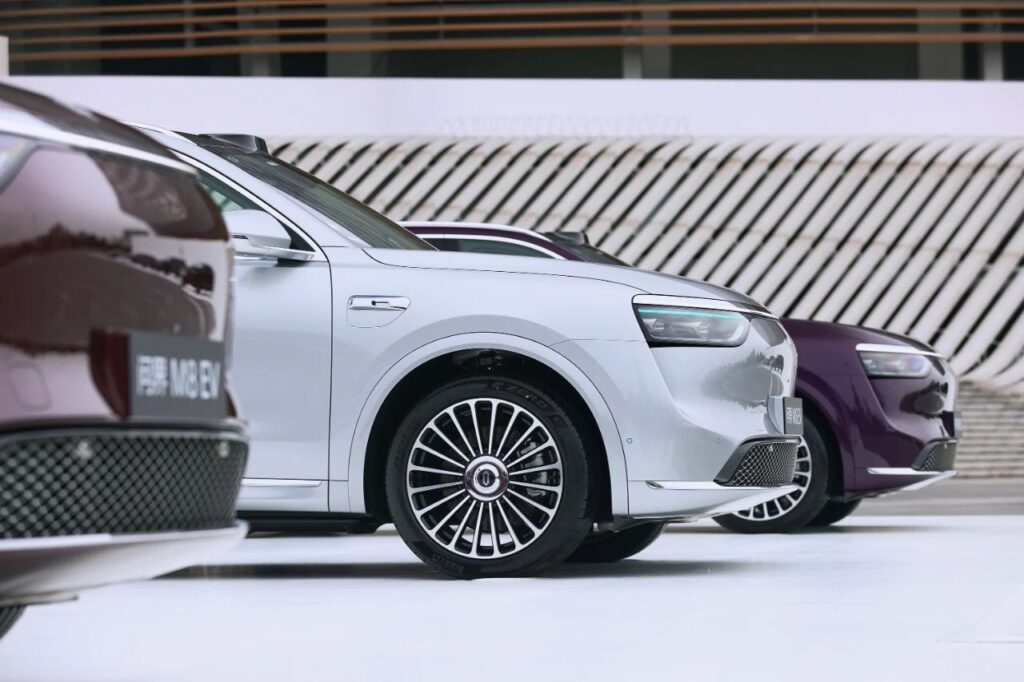 35.98万元起售，问界M8纯电版要吃掉高端纯电市场