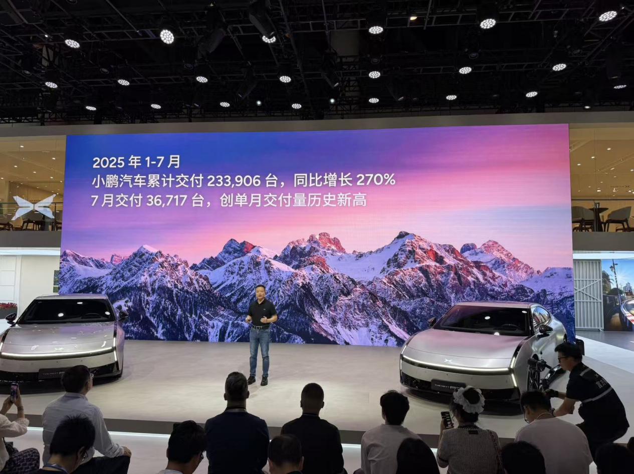 人们在看台上的人演出中度可信度描述已自动生成