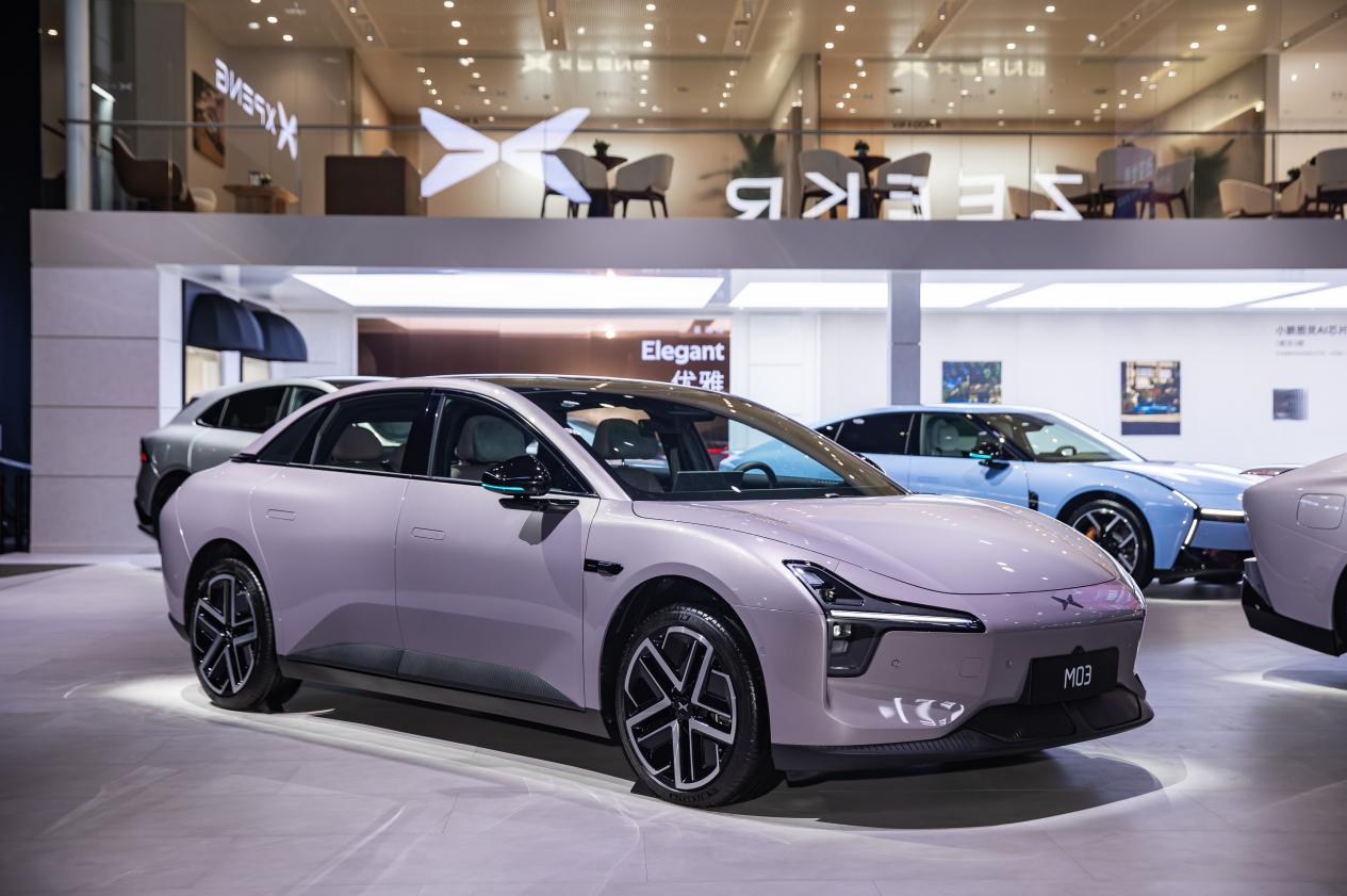 汽车停在车位上描述已自动生成