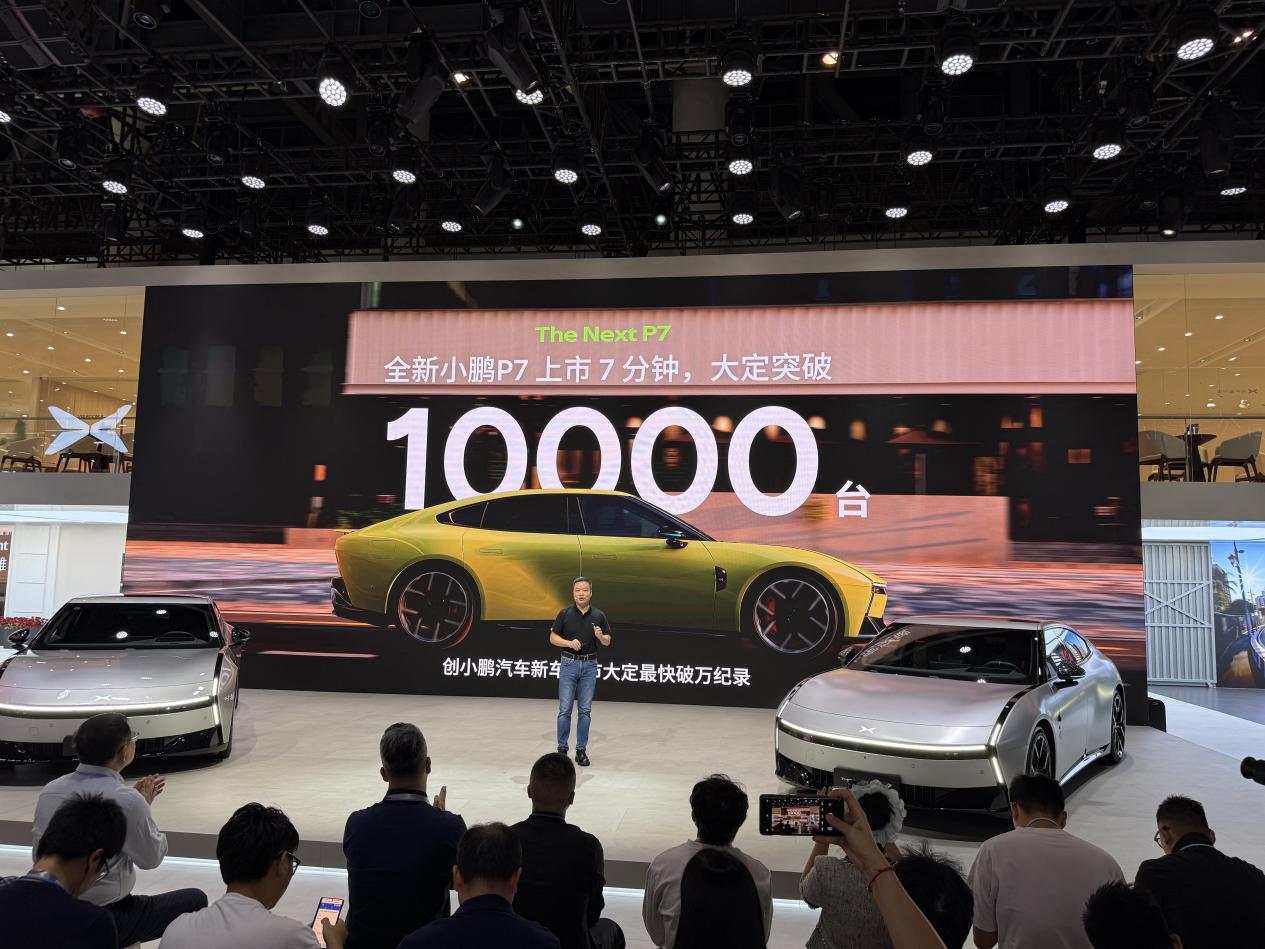 人们在看台上的人和汽车低可信度描述已自动生成