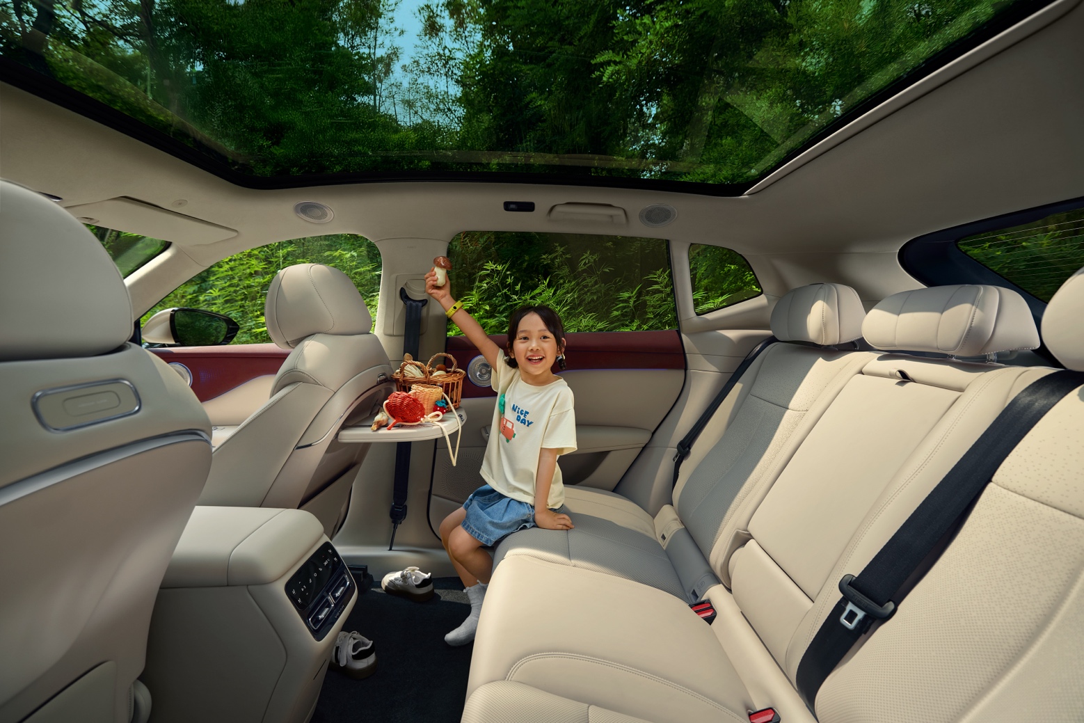 汽车座位上描述已自动生成