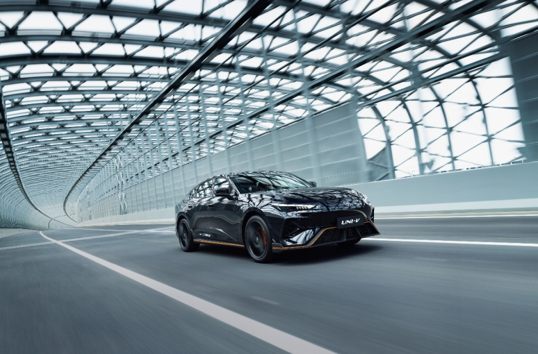 配置拉满，价格炸场！长安第三代UNI-V售9.79万元起