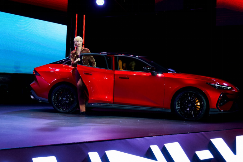 配置拉满，价格炸场！长安第三代UNI-V售9.79万元起