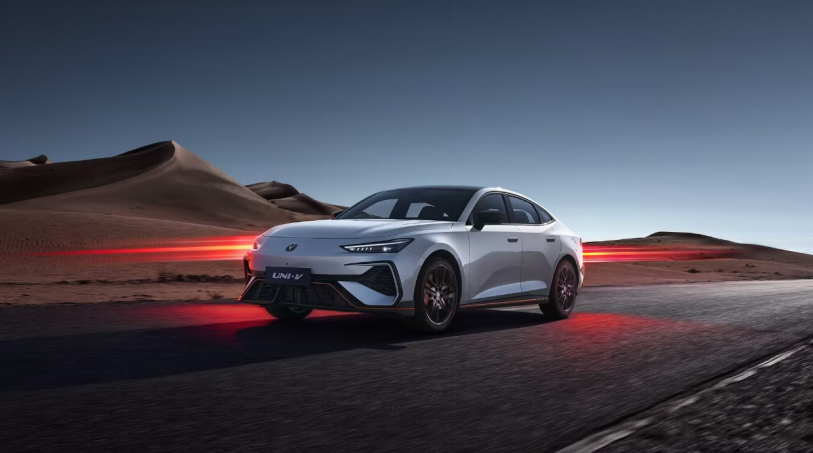 配置拉满，价格炸场！长安第三代UNI-V售9.79万元起