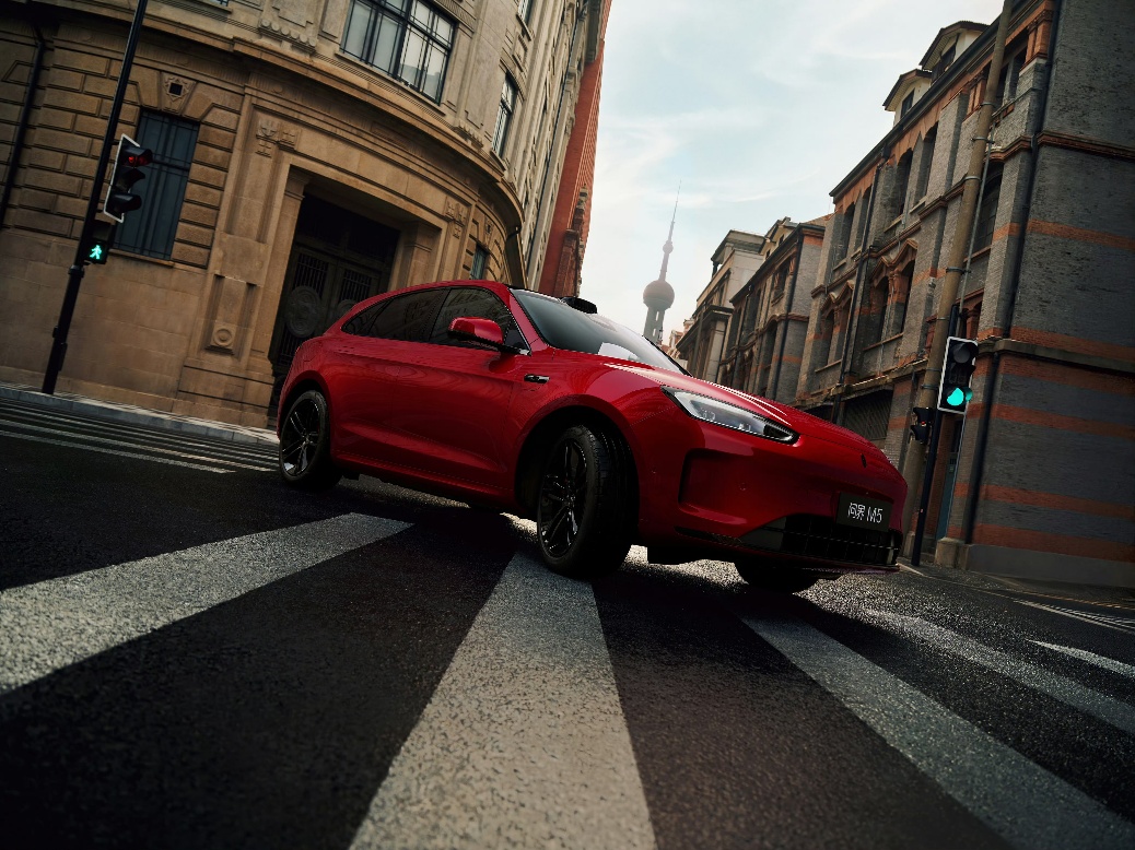 让瞬息之美，恒久跃动，问界新M5 Ultra跃影红正式开售