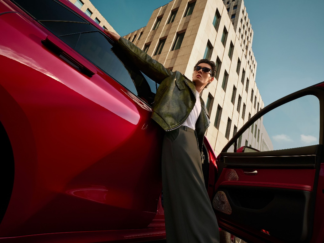 让瞬息之美，恒久跃动，问界新M5 Ultra跃影红正式开售