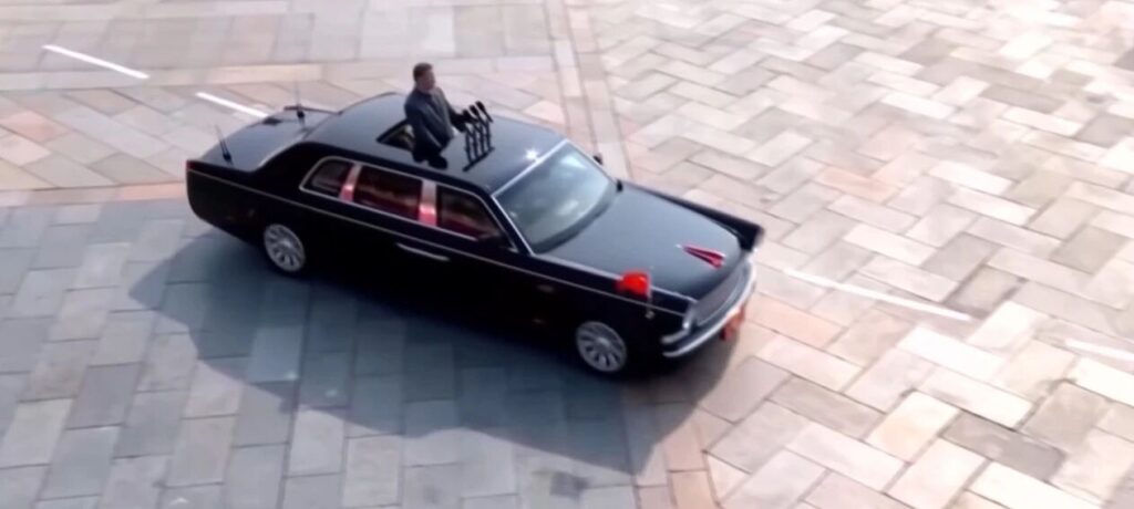 红旗漫卷西风，胜利日阅兵式C位的那一抹赤色