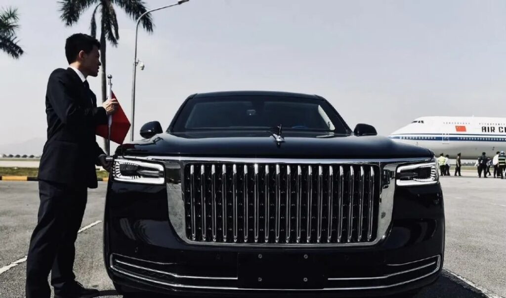 红旗漫卷西风，胜利日阅兵式C位的那一抹赤色