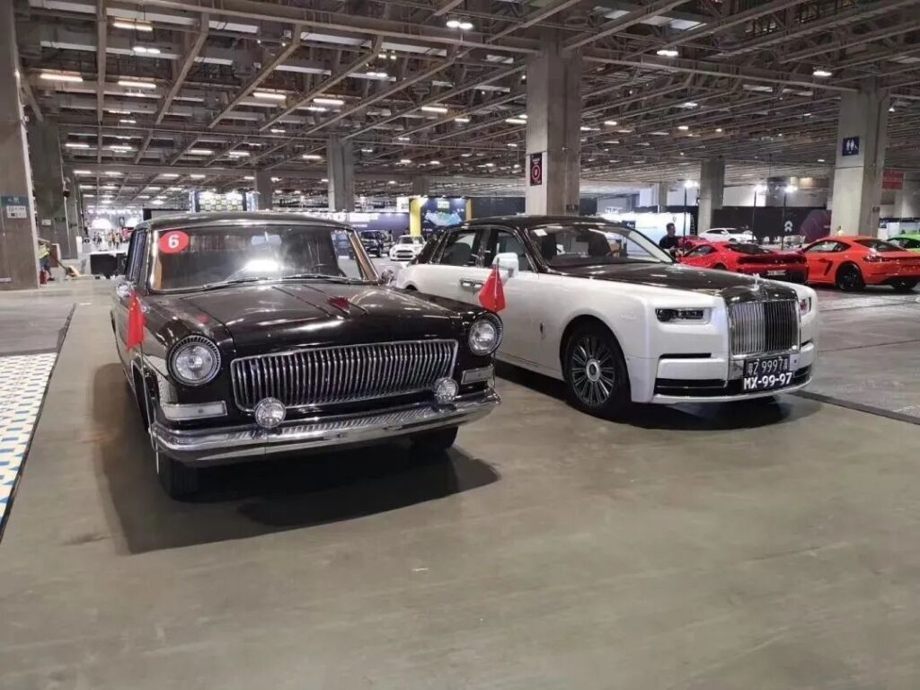 红旗漫卷西风，胜利日阅兵式C位的那一抹赤色