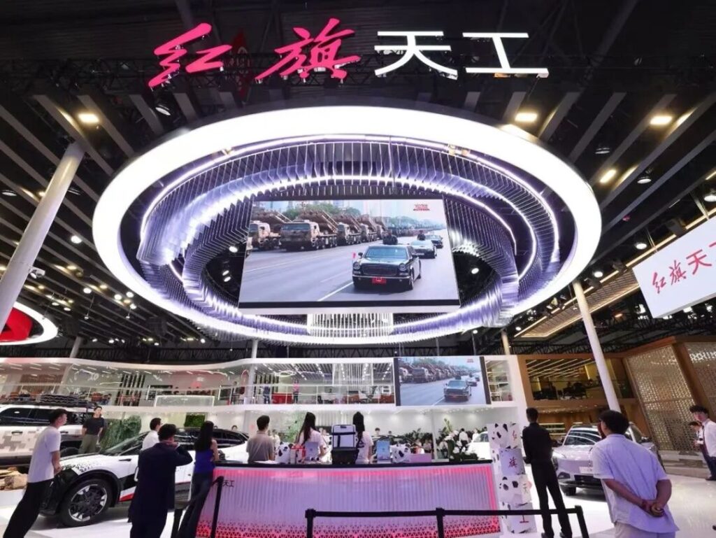 红旗漫卷西风，胜利日阅兵式C位的那一抹赤色