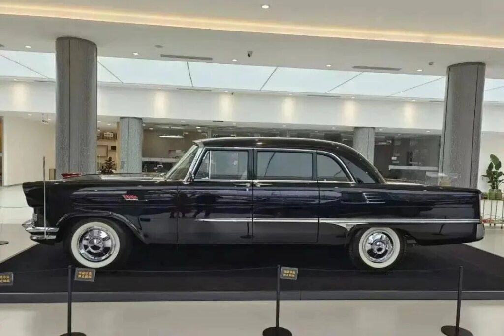 红旗漫卷西风，胜利日阅兵式C位的那一抹赤色