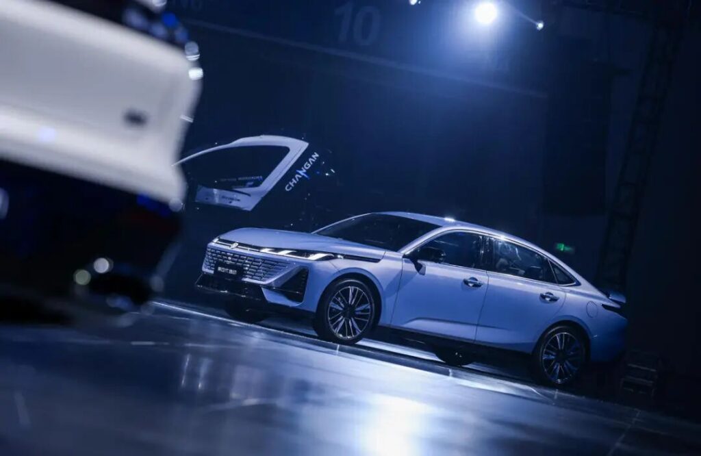 左手启源、右手引力，杨大勇如何同时玩转油和电？