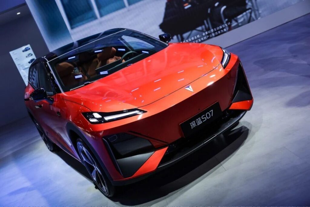 荣耀姜海荣任深蓝汽车CEO，邓承浩续任董事长，跨界人才推动长安探索变革深水区