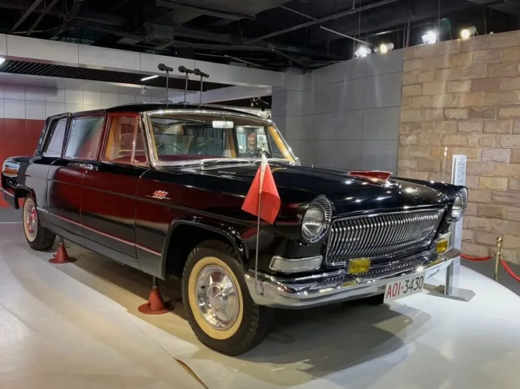 红旗漫卷西风，胜利日阅兵式C位的那一抹赤色