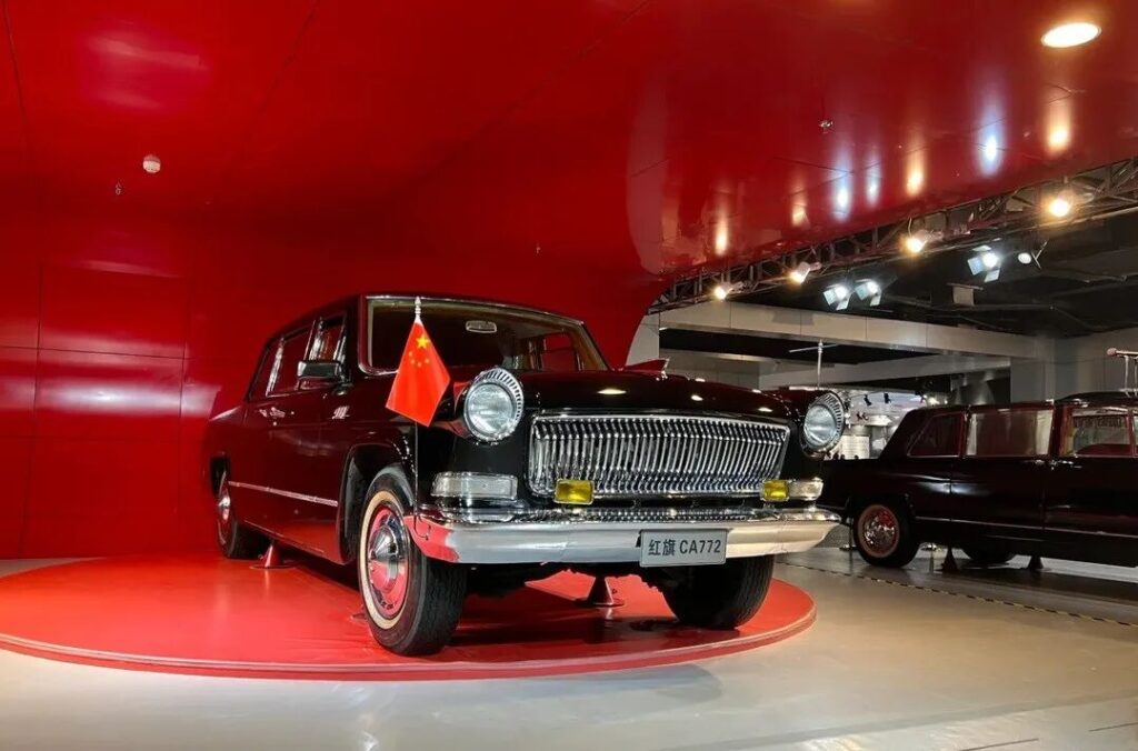 红旗漫卷西风，胜利日阅兵式C位的那一抹赤色