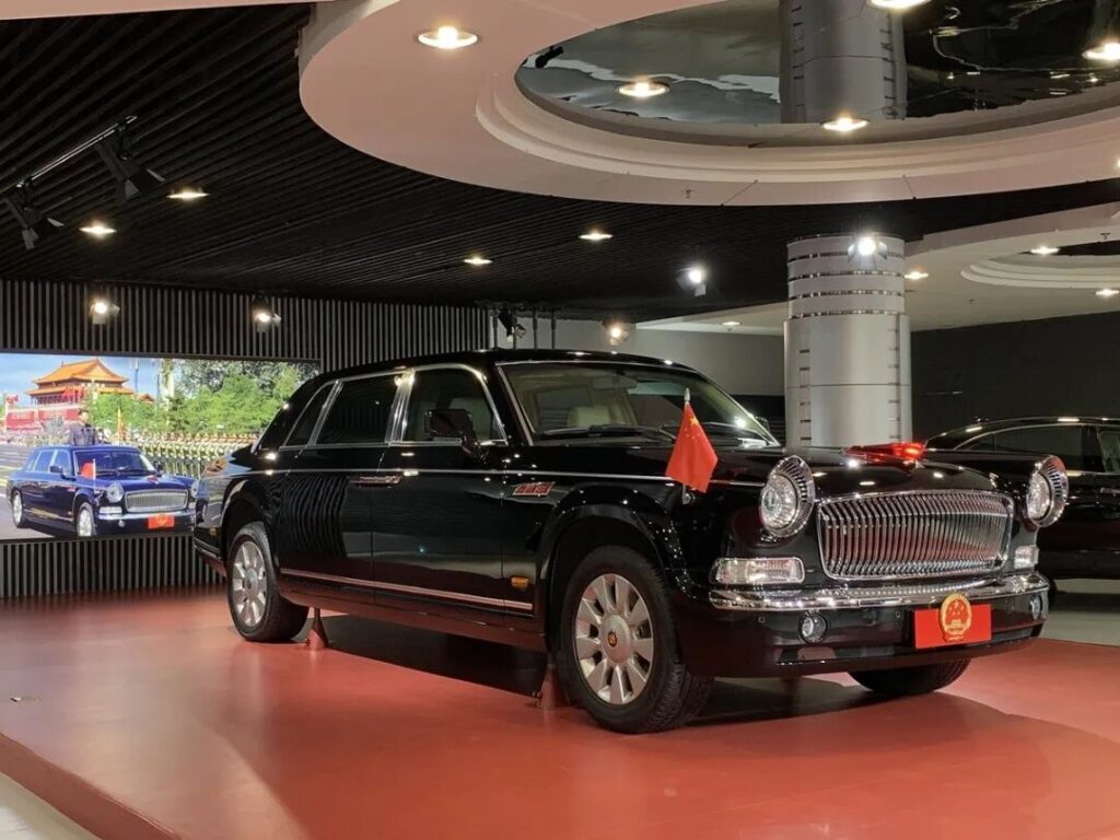 红旗漫卷西风，胜利日阅兵式C位的那一抹赤色