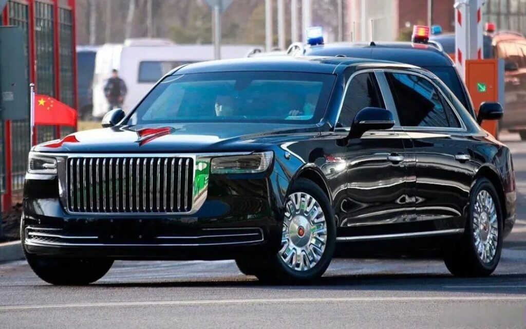 红旗漫卷西风，胜利日阅兵式C位的那一抹赤色