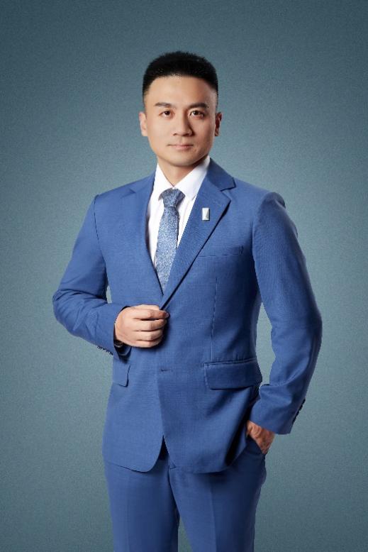 穿着蓝色西装的男人AI 生成的内容可能不正确。