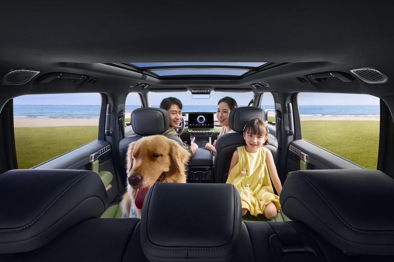 鸿蒙座舱+四音区