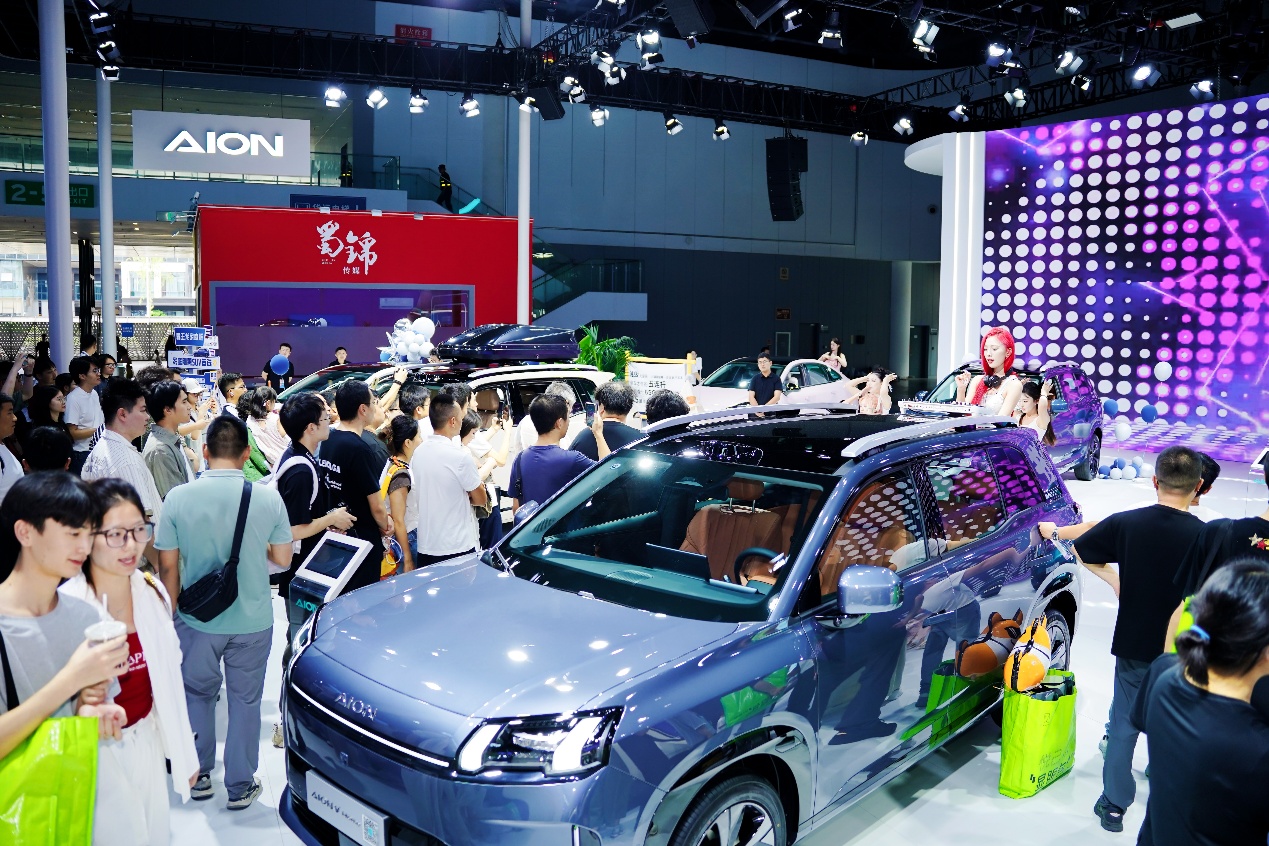 稳居成都车展热度前三，埃安霸王龙家庭版一战成名