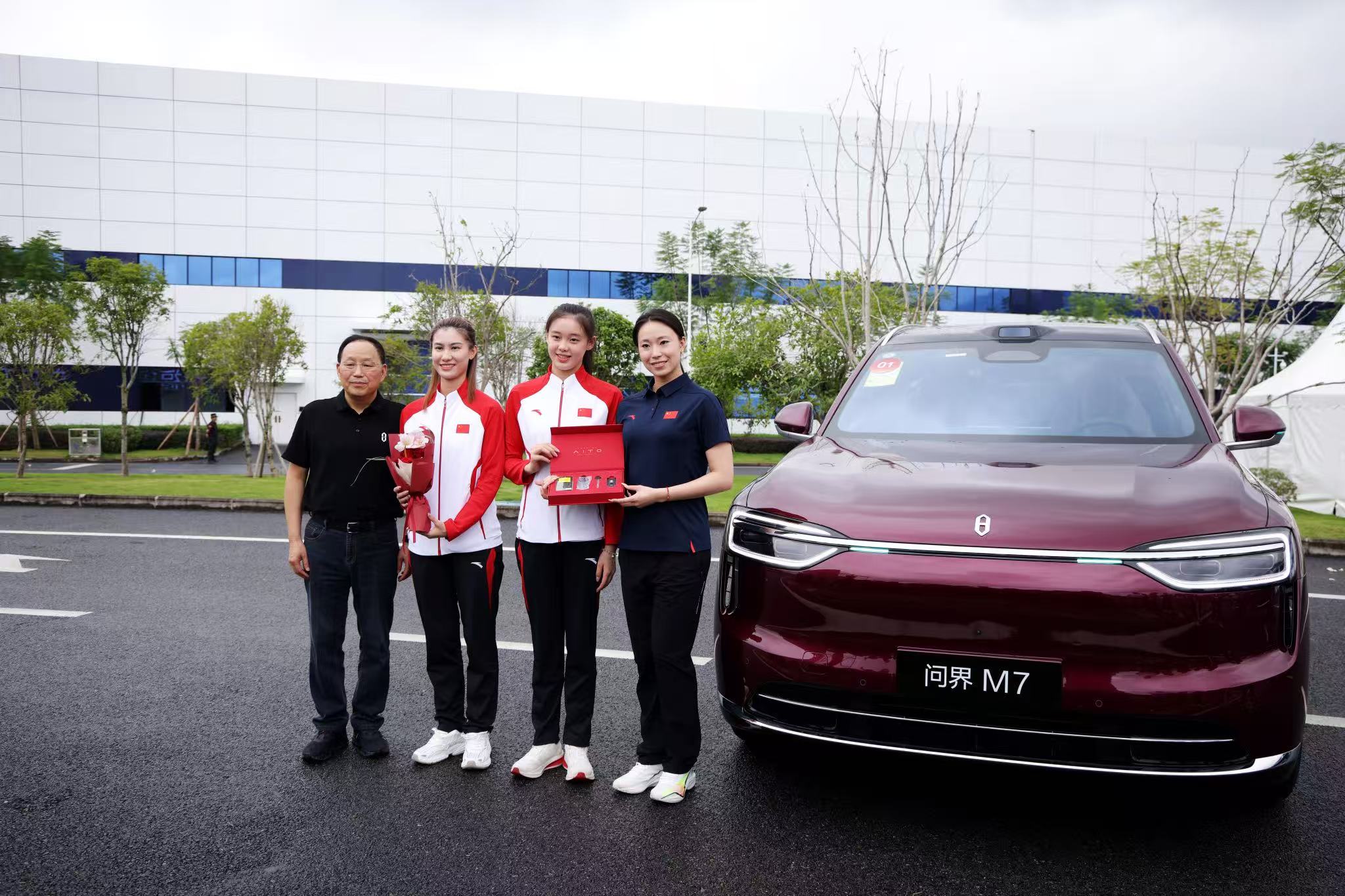 全新问界M7首批用户在工厂验收提车，全国同步开启新车交付