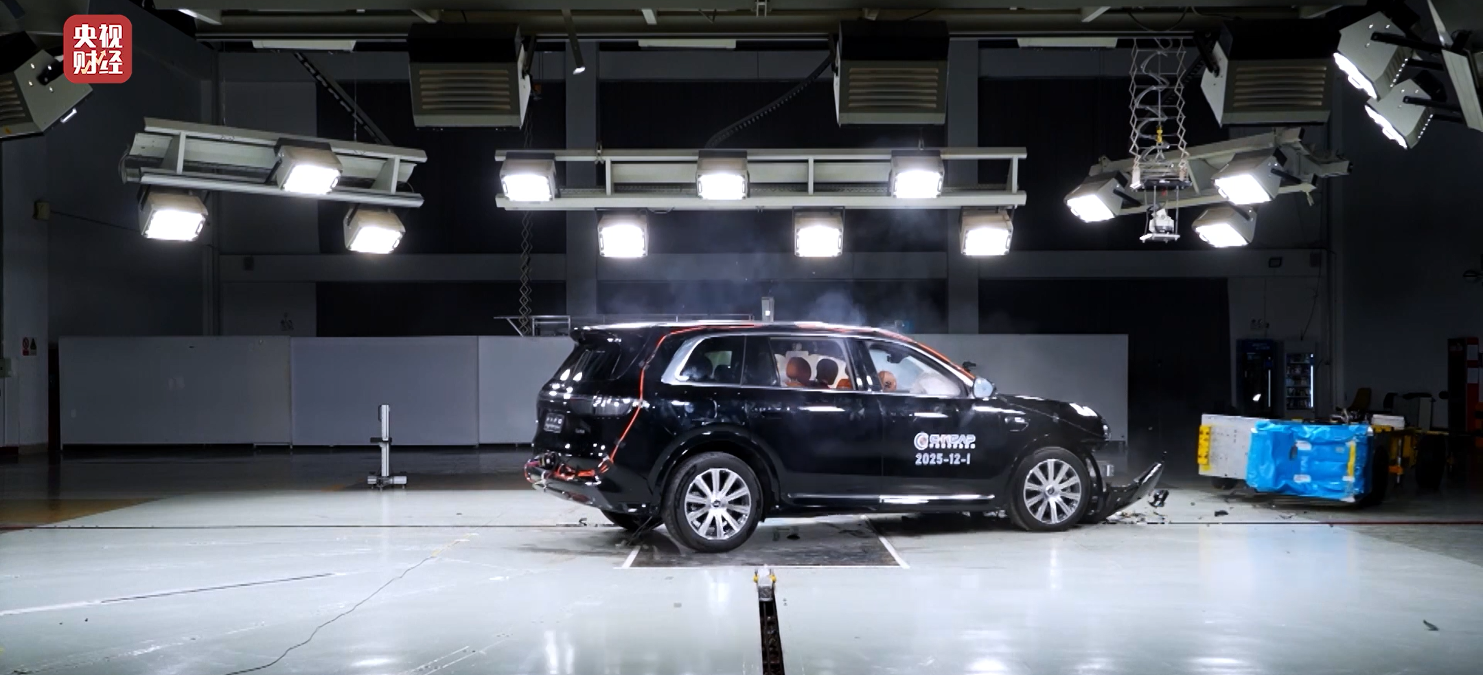 问界M8 纯电版荣获央视财经“风云汽车安全标杆”