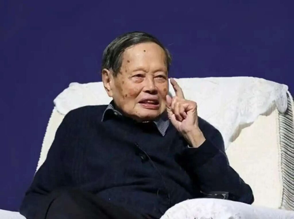杨振宁逝世，他曾间接推动芯片和新能源发展