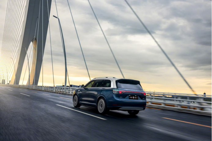 公路上的汽车AI 生成的内容可能不正确。