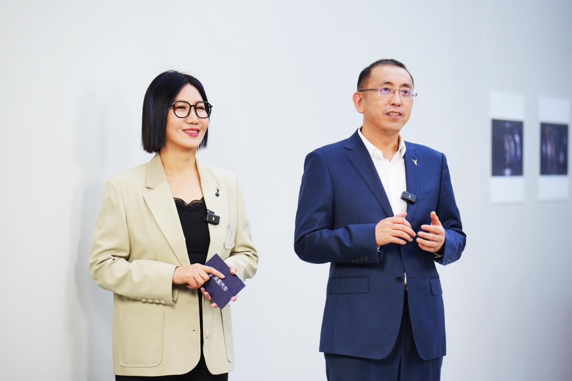 岚图泰山座舱亮相，详解山海环抱设计、超感AI座椅、全场景供电黑科技