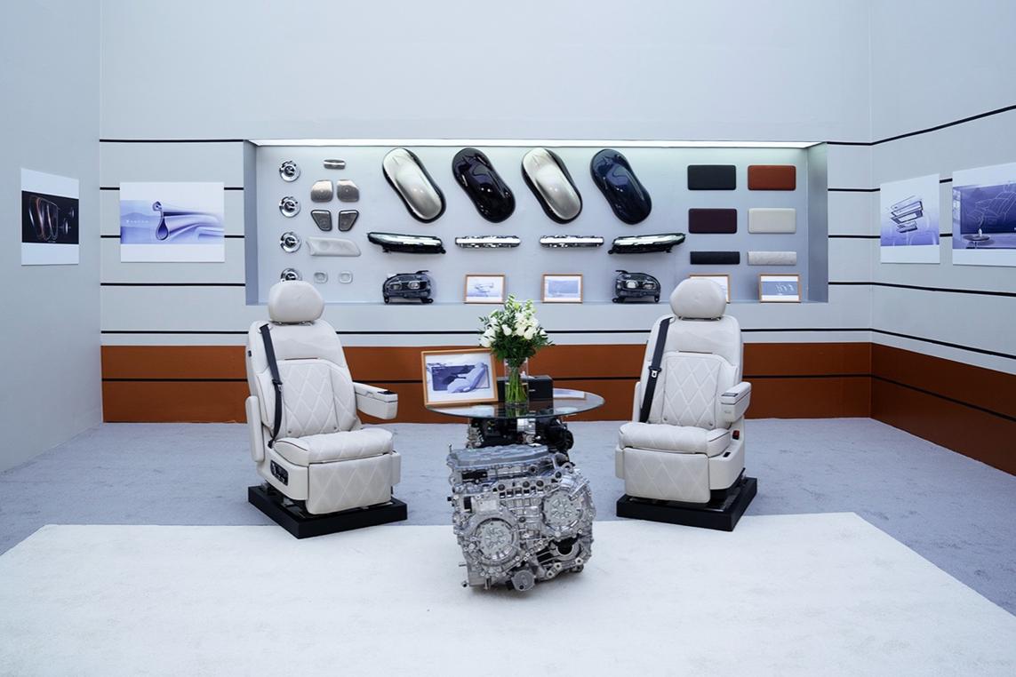 岚图泰山座舱亮相，详解山海环抱设计、超感AI座椅、全场景供电黑科技