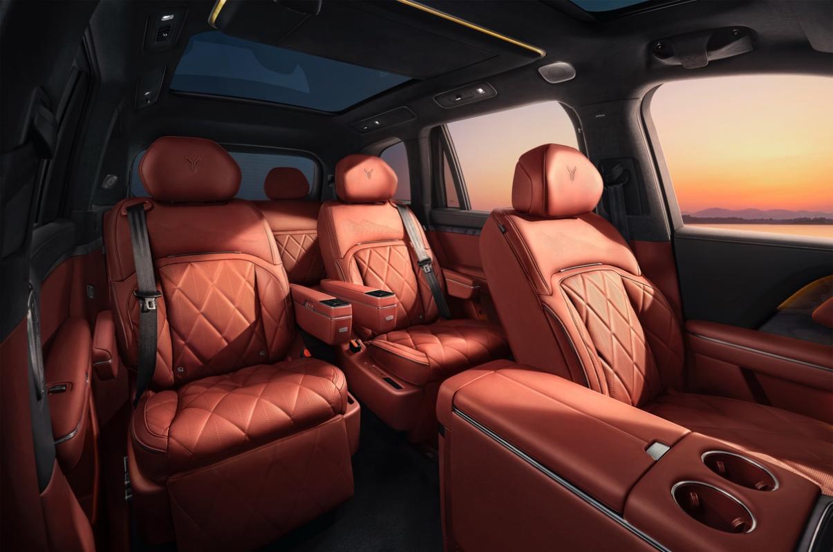 岚图泰山座舱亮相，详解山海环抱设计、超感AI座椅、全场景供电黑科技