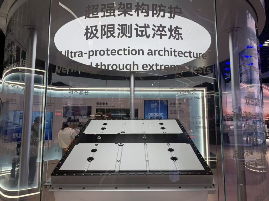 三千万里程碑后启新程，一汽-大众展示油电并行与智能普惠路线图 | 广州车展