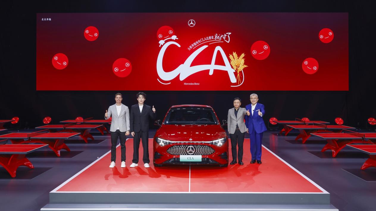 02.梅赛德斯-奔驰集团股份公司董事会成员、负责大中华区业务的佟欧福（Oliver Thöne），北京汽车集团有限公司党委书记、董事长张建勇，北京梅赛德斯-奔驰销售服务有限公司总裁兼首席执行官段建军与梅赛德斯-奔驰品牌新锐大使、星愿基金首位公益伙伴王楚钦共同见证新车上市