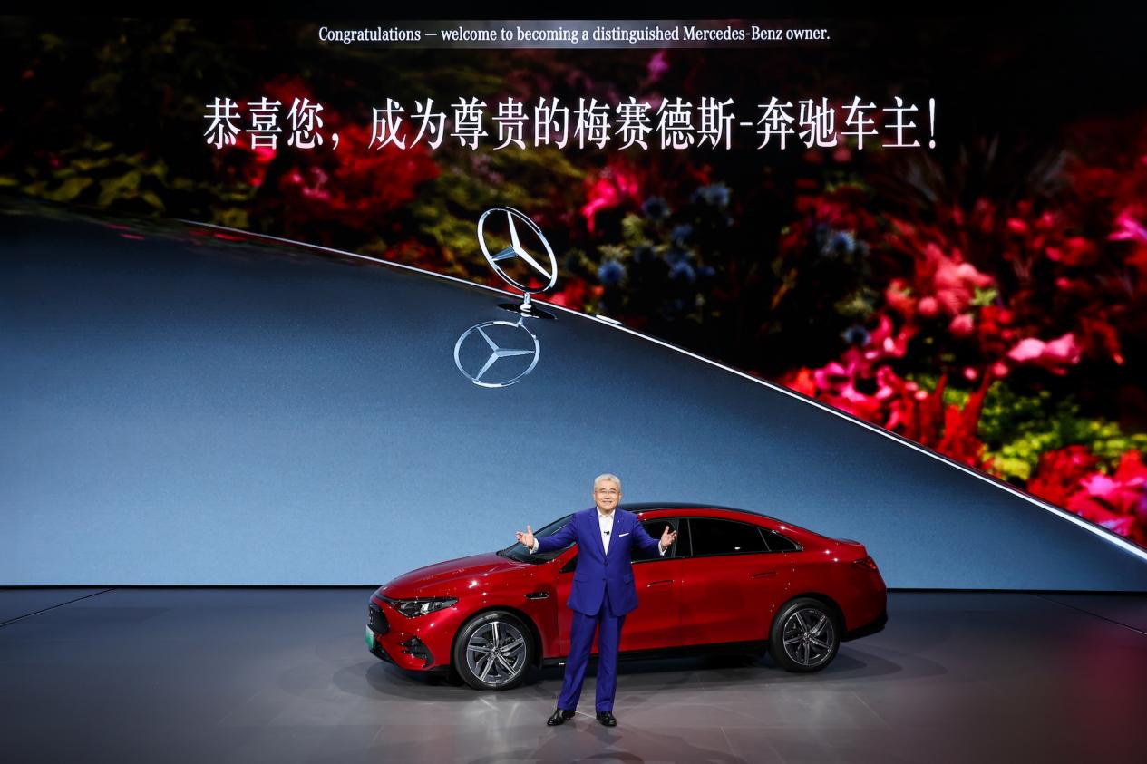 03.全新奔驰纯电CLA以充满松弛感的形式上市，北京梅赛德斯-奔驰销售服务有限公司总裁兼首席执行官段建军现场演绎脱口秀，展现全新奔驰纯电CLA的年轻风尚与强大实力