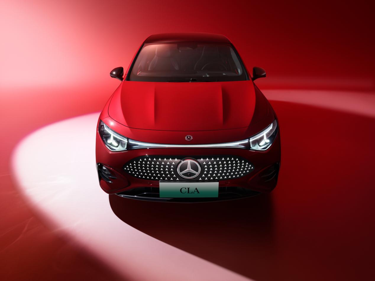 09.全新奔驰纯电CLA承袭经典的轿跑设计元素，前脸142颗星徽可呼吸式动态点亮，让年轻人“一眼心动”；配合6种“SoundExperience”整体式音效系统主题，提供满满情绪价值