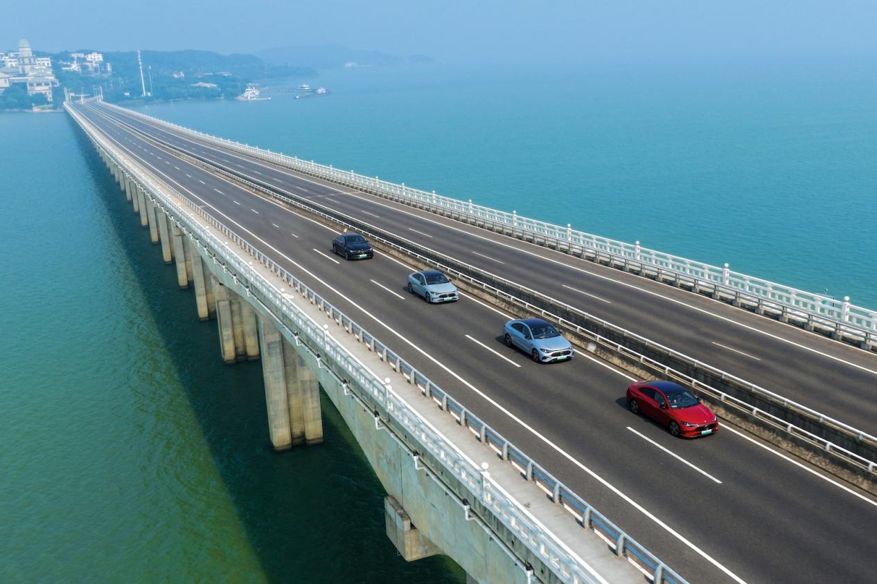 12.全新奔驰纯电CLA搭载以奔驰标准打造、并与Momenta合作研发的城区及高速领航辅助驾驶系统，奔驰首创的“人机共驾”理念带来更丝滑的变道体感，不抢方向盘的同时实现轻松驾驭