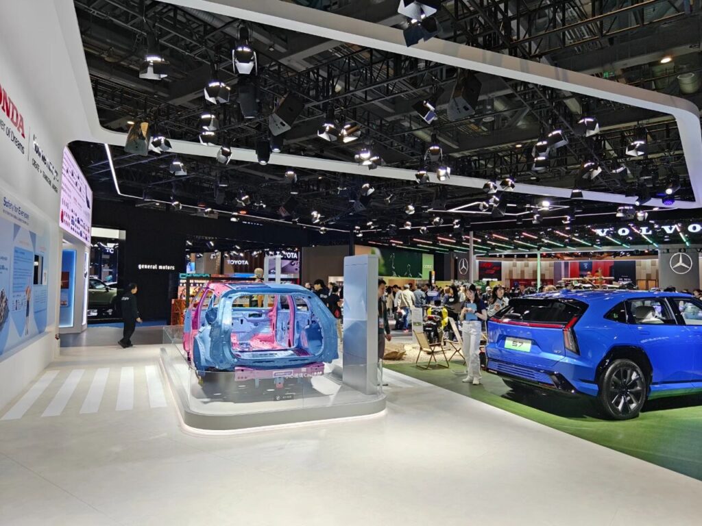 正确打开进博会：看热闹是海外车企，看门道是中国科技