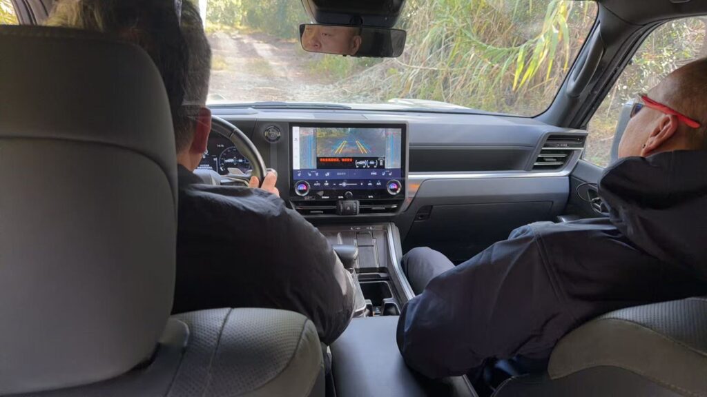 雷克萨斯越野体验活动在沪举行，LX700h+GX550h演绎豪华越野新境界