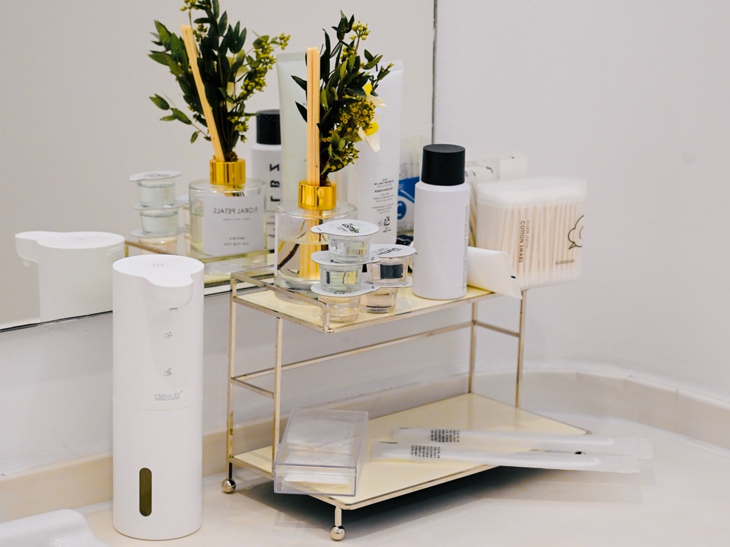 桌子上放满了不同类型的电脑AI 生成的内容可能不正确。