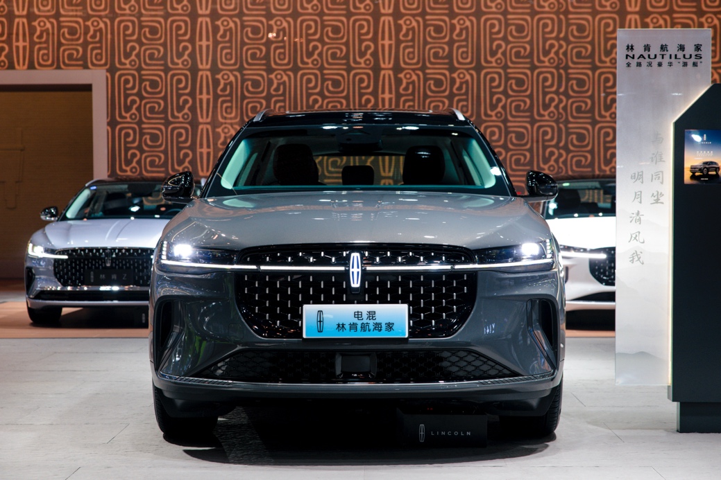 桌子上放了不同类型的汽车AI 生成的内容可能不正确。