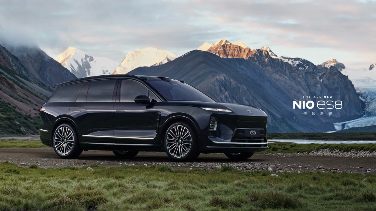 汽车停在草地上描述已自动生成