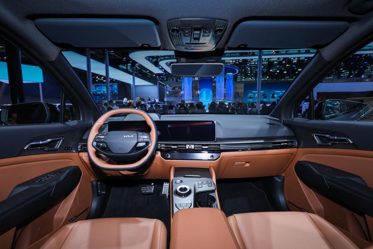 新狮铂拓界棕色内饰