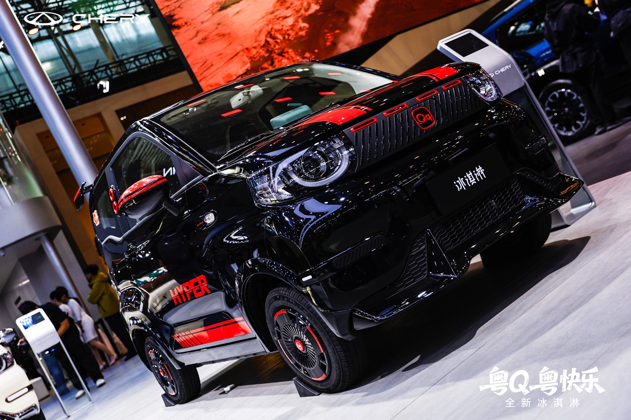 站在摩托车旁摆拍低可信度描述已自动生成