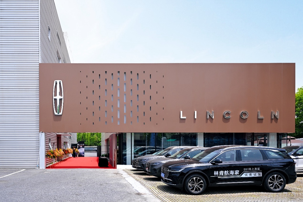 建筑旁的汽车描述已自动生成