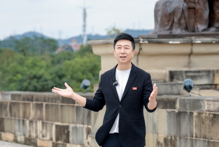 东风日产公布“油电同智”战略首车：天籁·鸿蒙座舱新车首发亮相